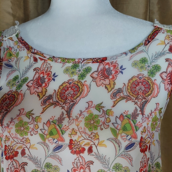 Attar'd State Floral Lace Back Top Size S - Picture 2 of 9